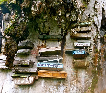 قبرستان ترسناکی که مردگان در آن آویزانند/ تصاویر