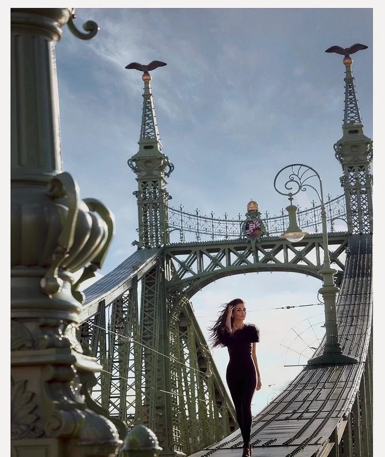 ژست عجیب “خانم بازیگر” در یک جای ترسناک برای تبلیغات/ عکس