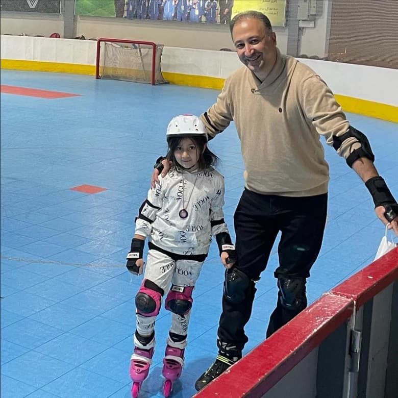 عکس/ اسکیت سواری گزارشگر صداوسیما با دخترش