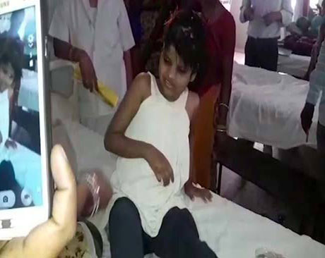 میمون های جنگل این &ldquo;دختر بچه&rdquo; را از کودکی بزرگ کردند/ عکس