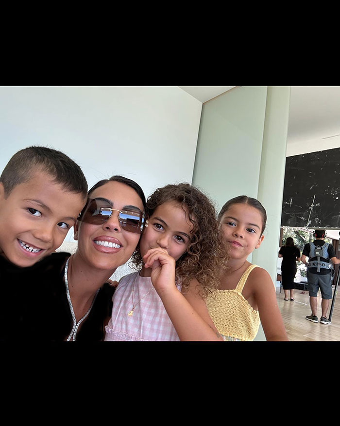 فخر فروشی دوباره جورجینا با جواهرات جدیدش! فخر فروشی دوباره جورجینا با جواهرات جدیدش!