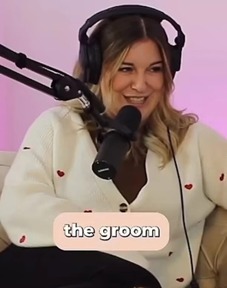 داماد در حال خوردن شیر مادرش در روز عروسی دستش رو شد!/ عکس