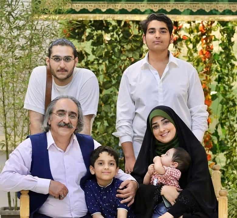 عکس/ خانم مجری چادری بالاخره از خانواده کاملش رونمایی کرد