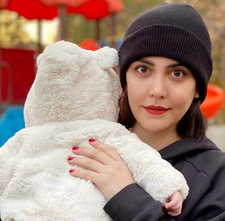 تصاویر/ تیپ و پوشش نائله عشق کوفی در دنیای واقعی