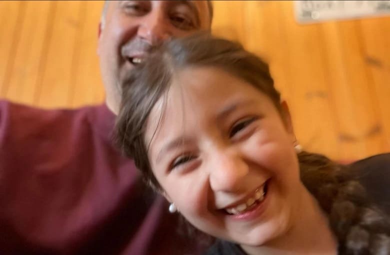 عکس/ شباهت کم نظیر دختر آقای مجری با پدرش!