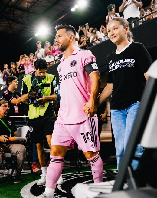 دختر جذابی که دست در دست مسی به زمین مسابقه رفت +عکس