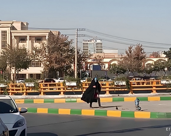 یک پسر جوان با لباسهای زنانه ای که به تن می کرد در خیابانهای مشهد به تکدی گری مشغول بود که دستگیر شد.