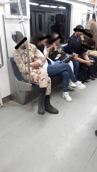 دو دختر بدون حجاب در مترو واگن آقایان نشسته اند که با بی توجهی کامل آقایان این عکس به ثبت رسیده است.