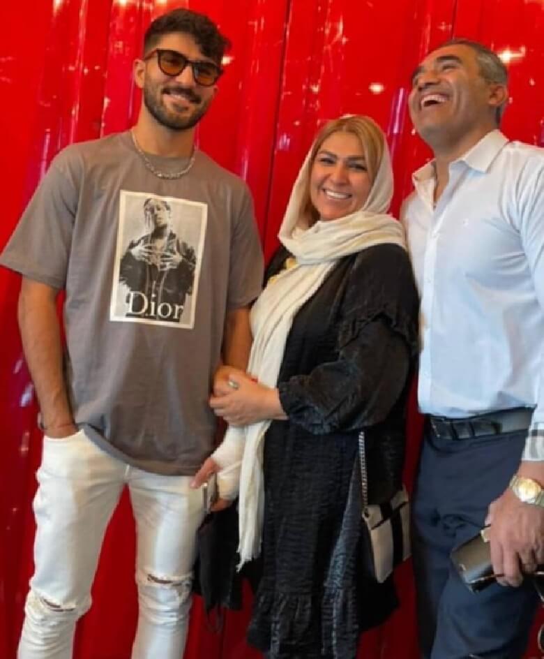 عابدزاده خوشحال عکس گرفت