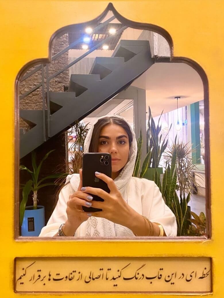 آزاده زارعی در آینه سلفی گرفت