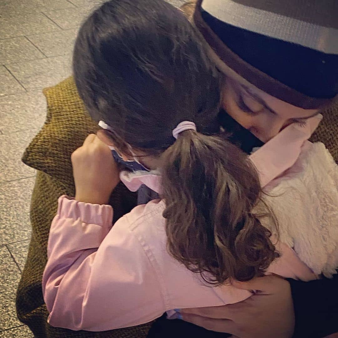 مهناز افشار در بغل لیانا دختر کوچکش.
