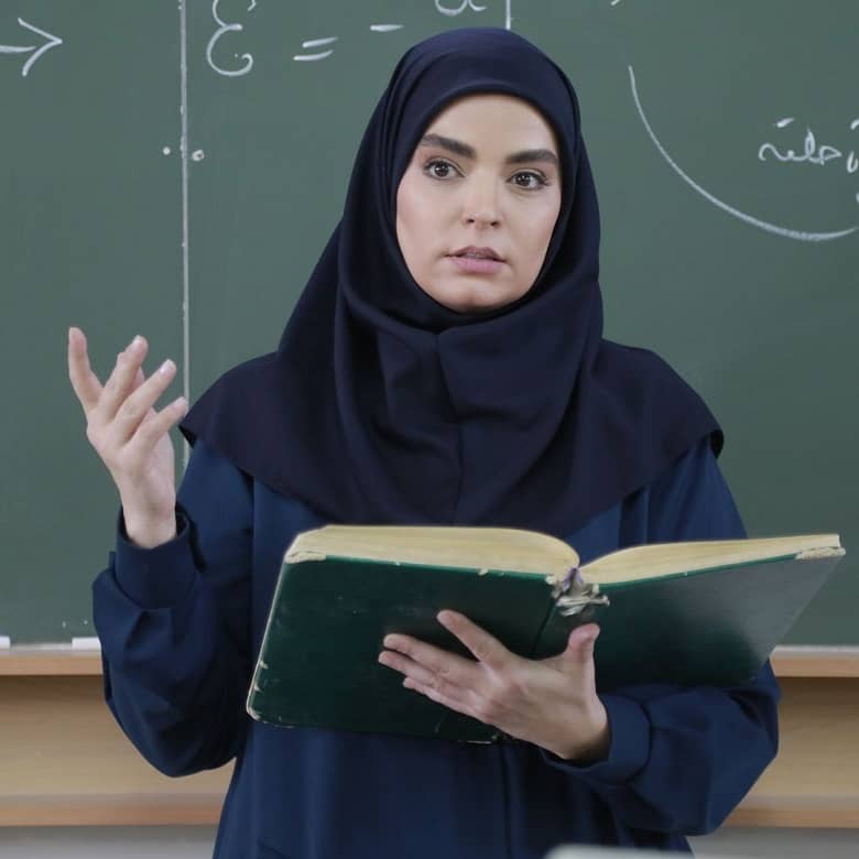 عکس سپیده خداوردی در لباس معلمی با آرایش