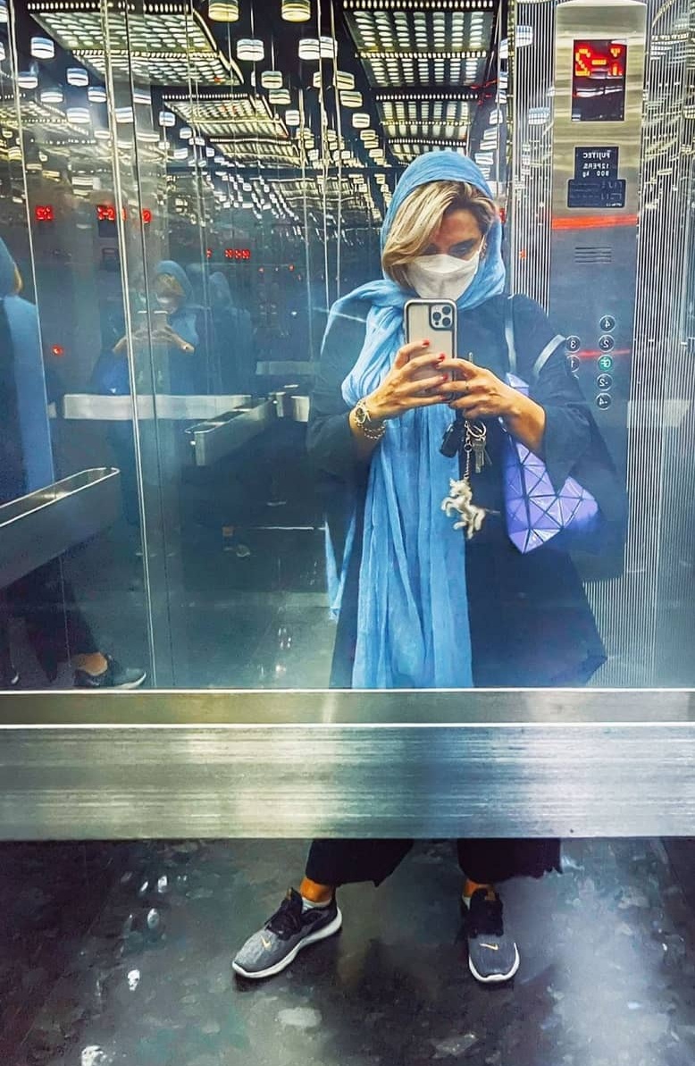دنیا مدنی بازهم عکسی از خود در آسانسور منتشر کرد.