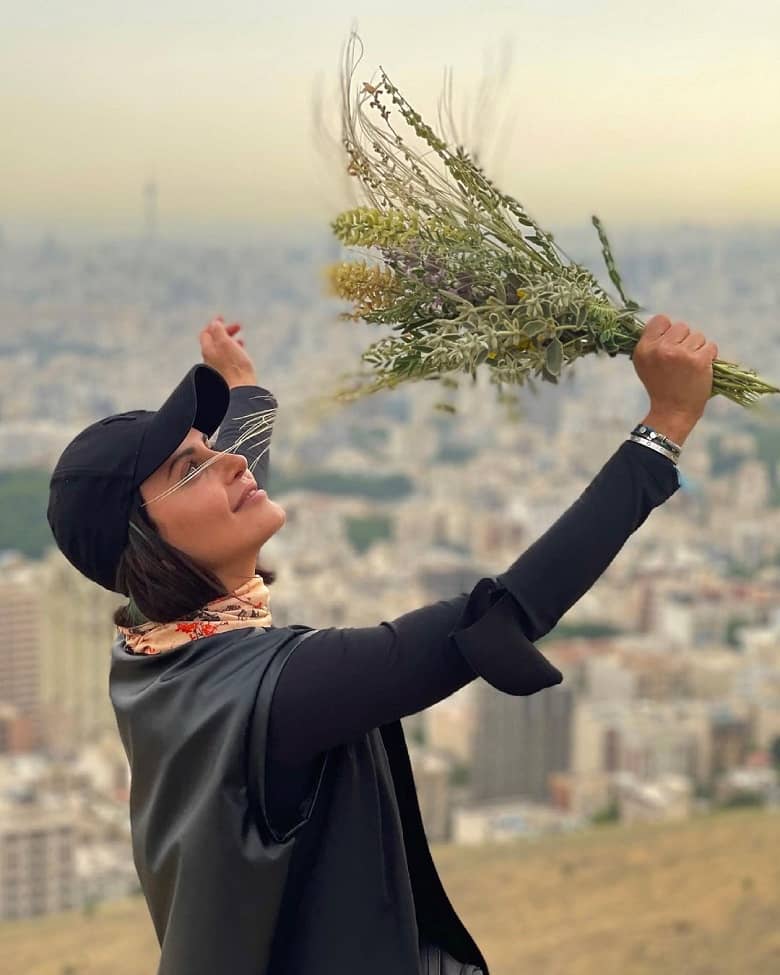 شاکر دوست گل را به سمت اسمان گرفته است.