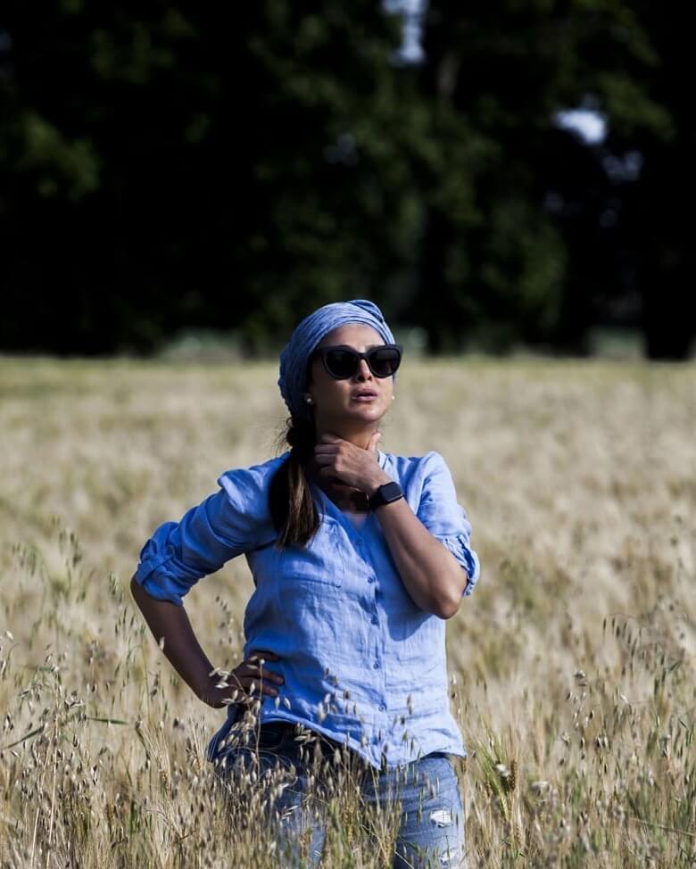 آزاده صمدی در گندمزار عکس گرفت