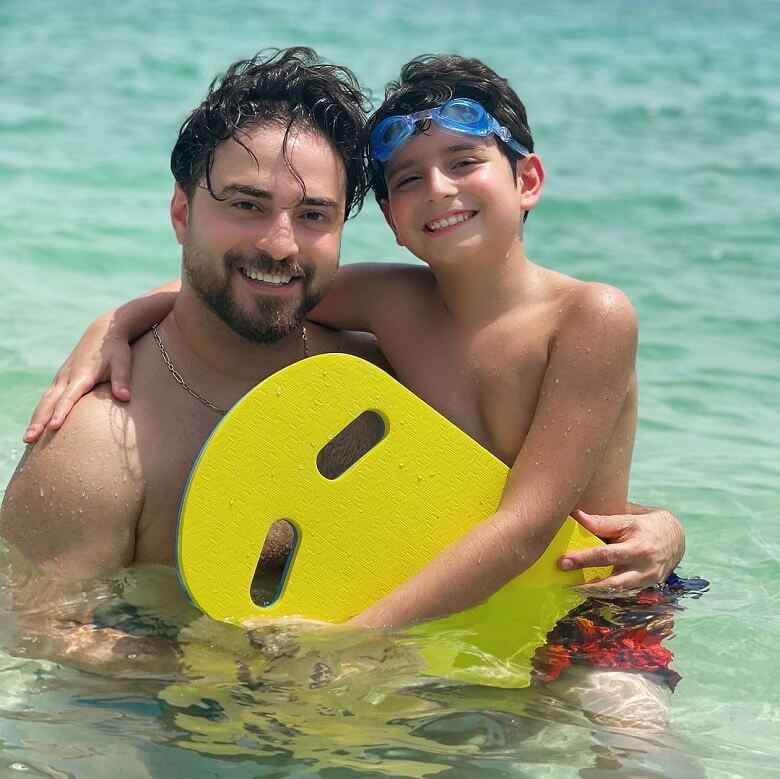 بایک جهانبخش با پسرش در آب بازی کرد.