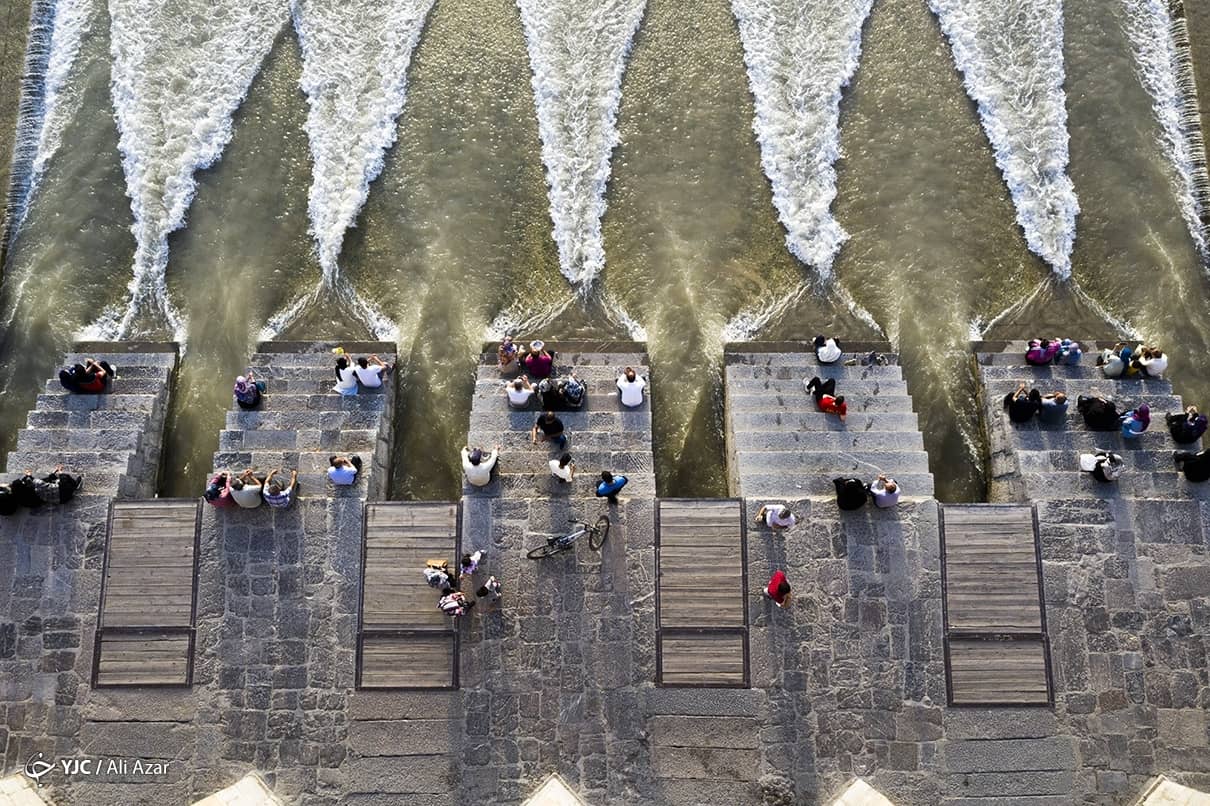 تصاویری جذاب از شوق مردم اصفهان با زنده شدن زاینده رود