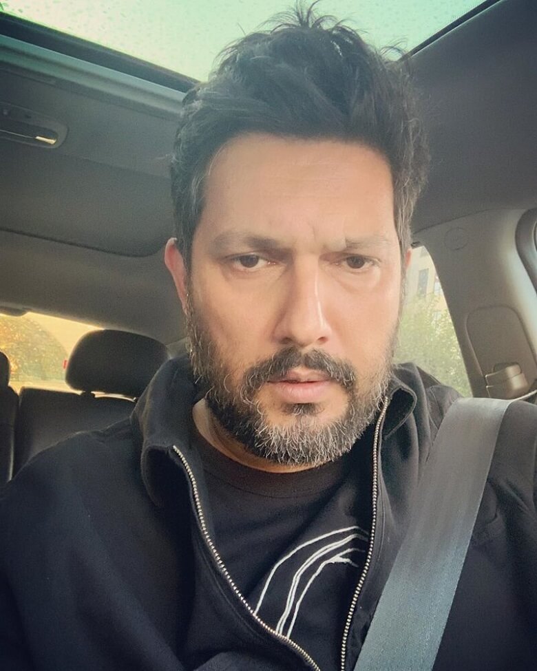 حامد بهداد در خودروی گران قیمتش اخم کرد.