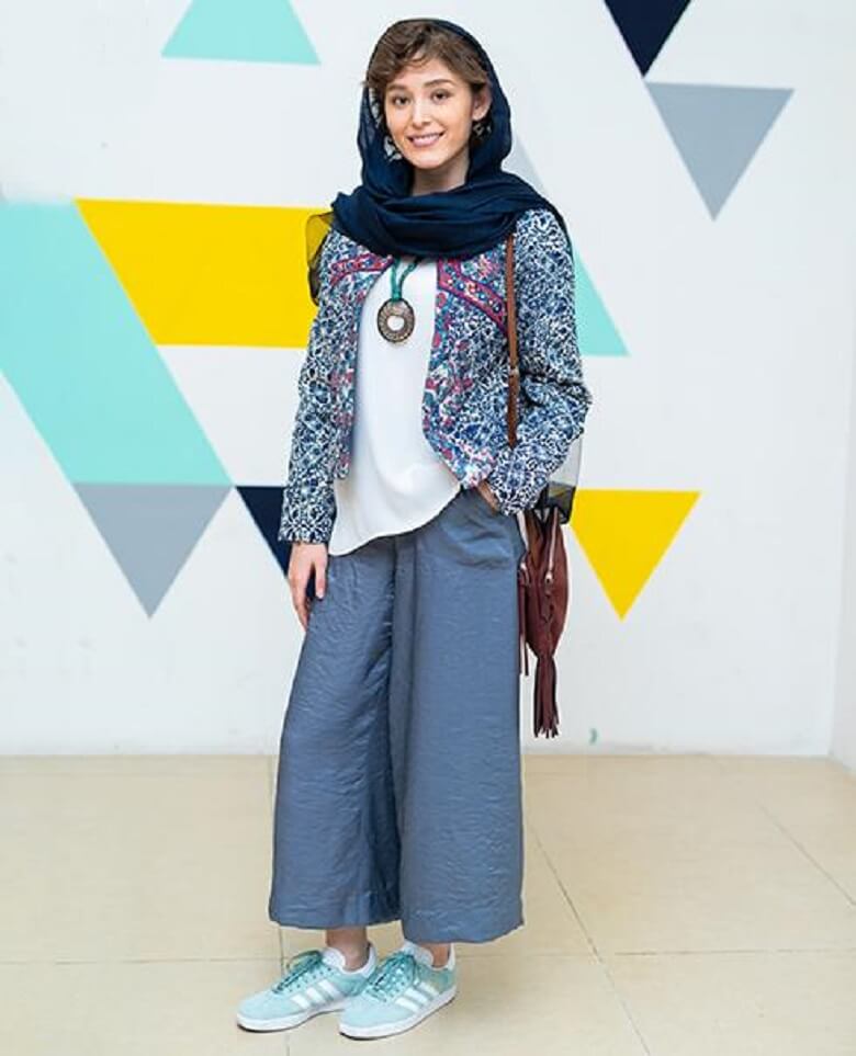 فرشته حسینی از استایل اسپورت در لباس‌هایش استفاده می‌کند.