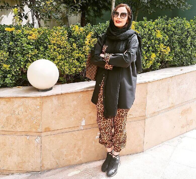 سپیده خداوردی استایل نازیبای شلوار پلنگی دارد.