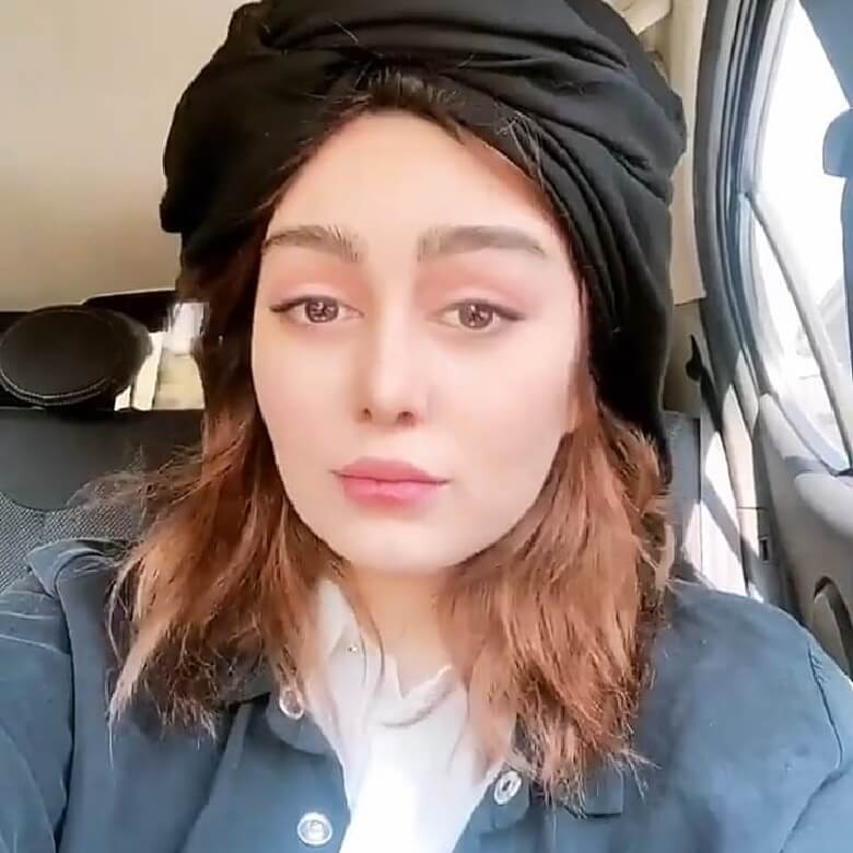 سحر قریشی هنگام رانندگی با حجاب شل و ول عکس گرفت.