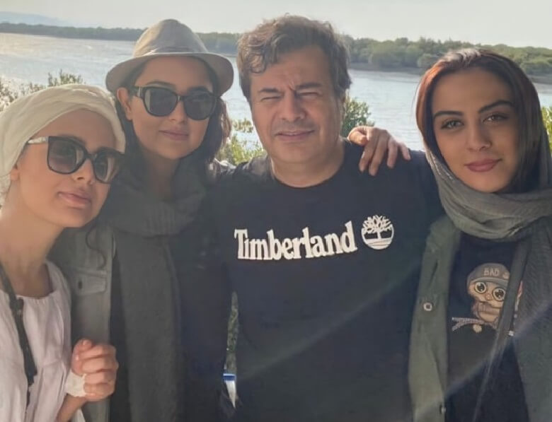 پیمان قاسمخانی و همسرش و مارال فرجاد عکس صمیمی گرفتند.