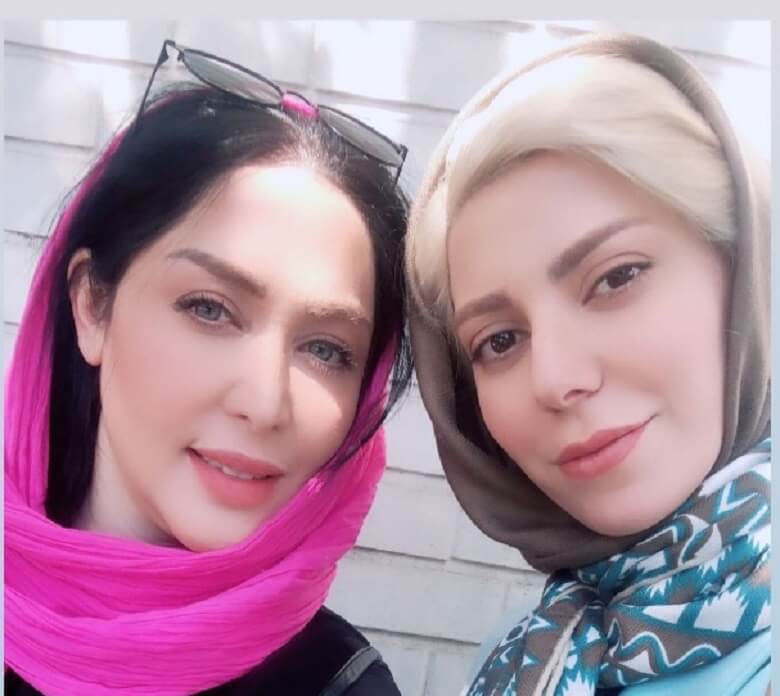 سارا منجزی عکس‌ گرفت.