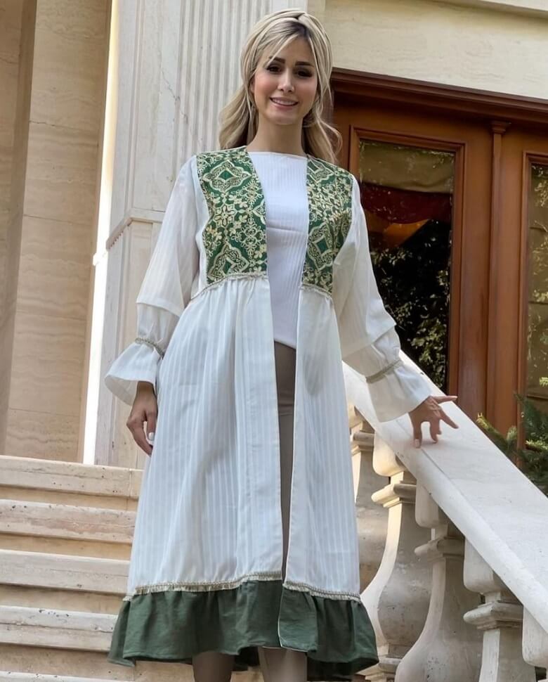 همسر شاهرخ استخری با عکس‌های مدلینگ تبلیغ کرد.