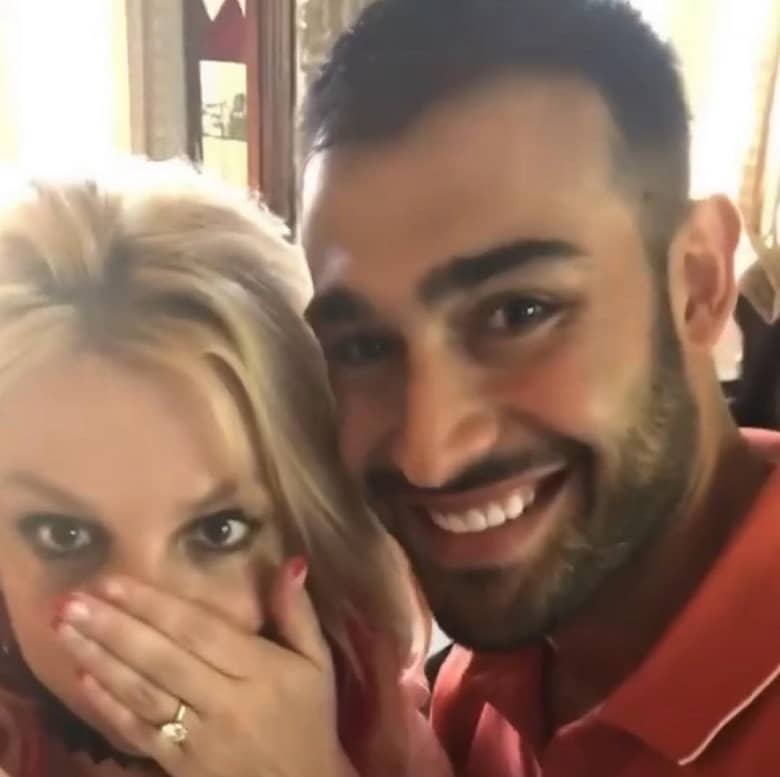 بریتینی اسپیرز و سام اصغری نامزد کردند.