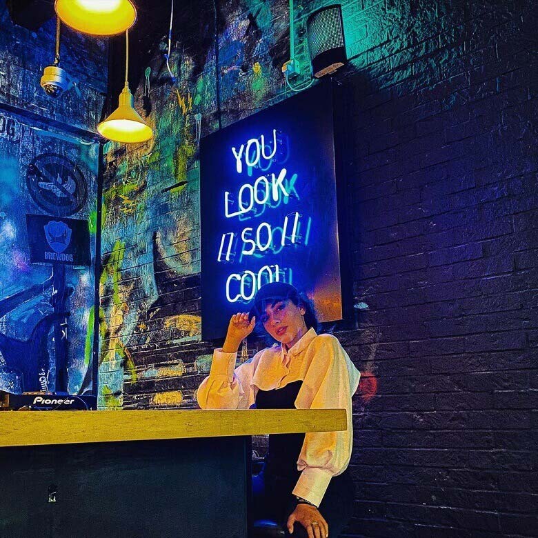 ترلان پروانه با تیپش احساس باحال بودن می‌کند.