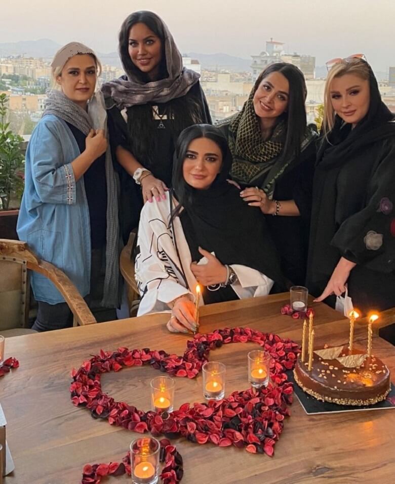 لیندا کیانی در کنار دوستان آنچنانی اش تولد گرفت.