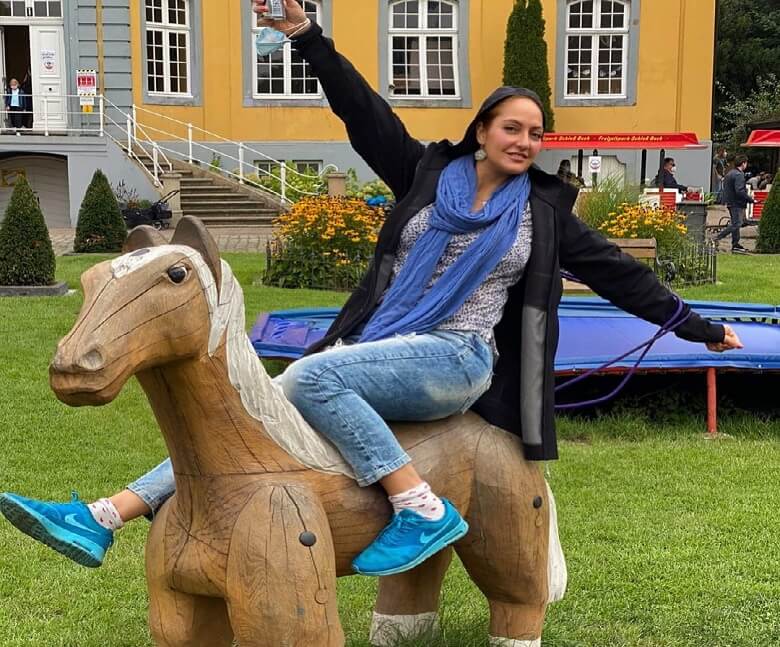 مهناز افشار در اروپا همچنان با حجاب ظاهر می شود.