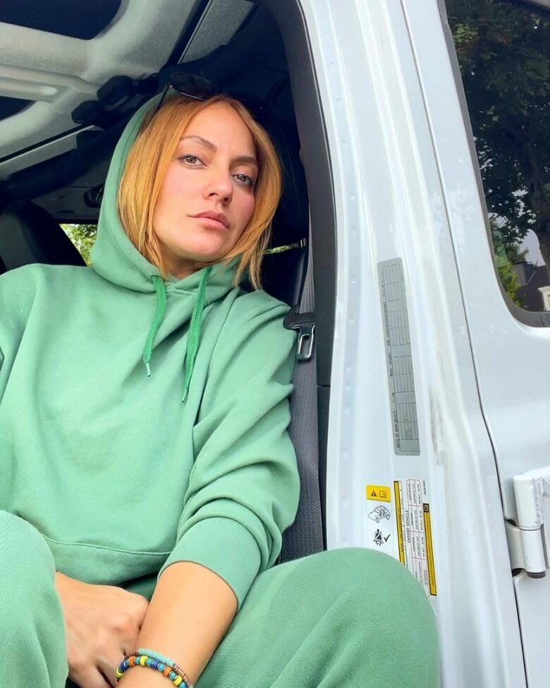 مهناز افشار با ترکیب ورزشی و حجاب دیده شد.