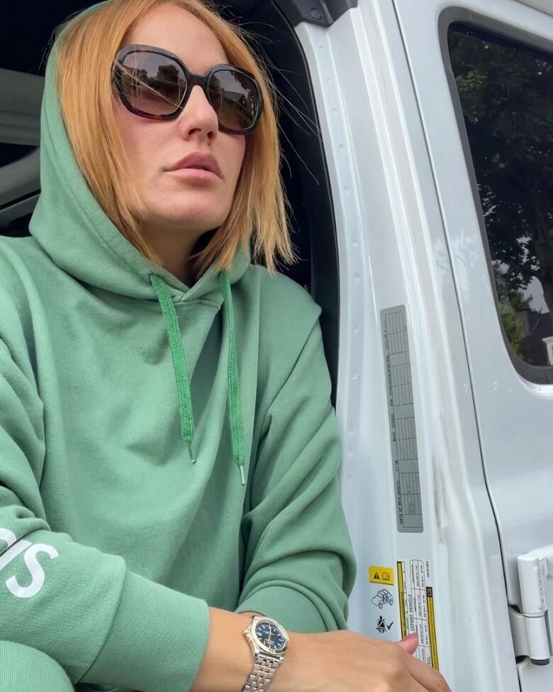 مهناز افشار با ترکیب ورزشی و حجاب نیم بندش دیده شد.