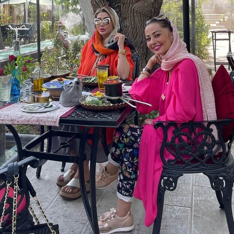 نفیسه روشن و دوستش سفره عجیب و غریب نهار انداختند.