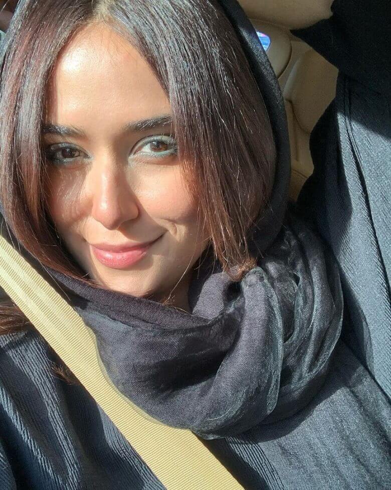 پریناز ایزدیار پشت فرمان لبخند زد.