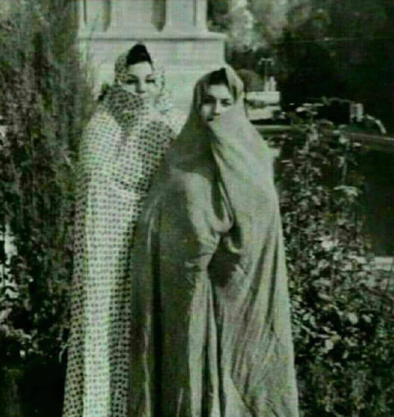 هایده و مهستی با چادر عکس دارند.