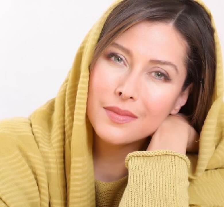 مهتاب کرامتی لباسش را با چشم هایش ست کرد.