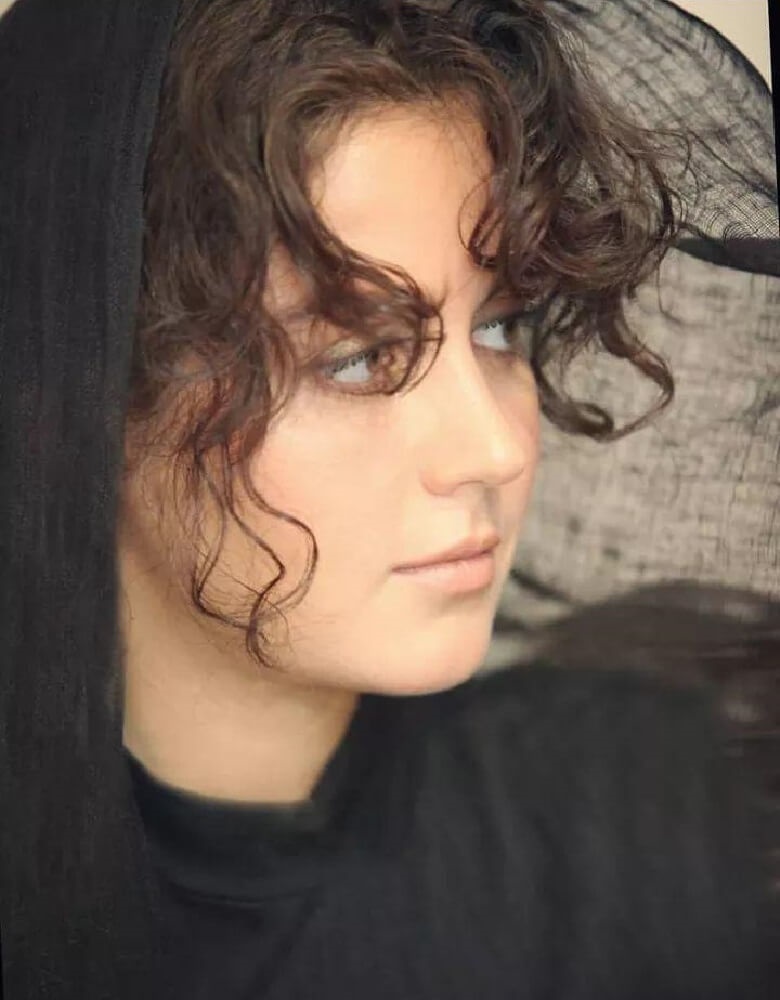 افسانه پاکرو با ترکیب مشکی و موهای افشان دیده شد.