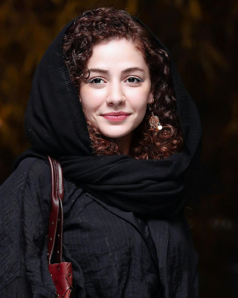 مهتاب ثروتی با موهای فرفری عکس گرفت.