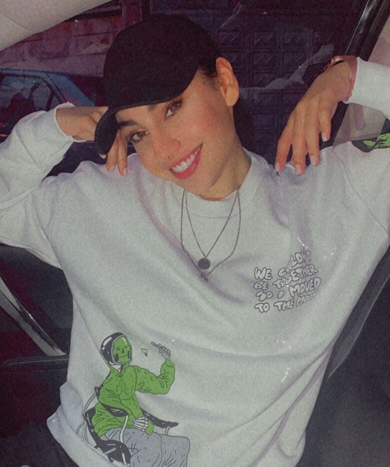 ترلان پروانه با تیپی پسرانه و کلاه کپ دیده شد.