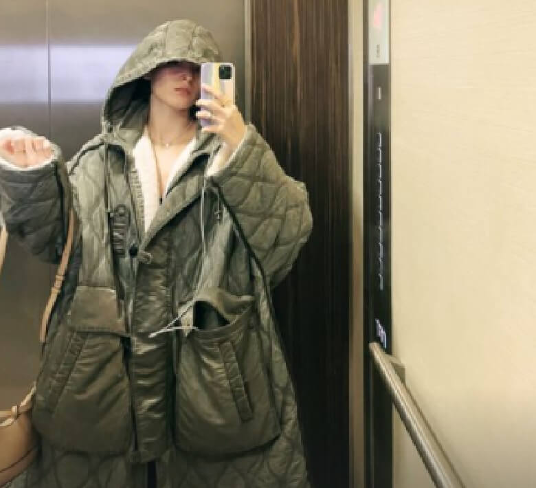 فرشته حسینی با پالتوی خیلی گل و گشاد دیده شد.