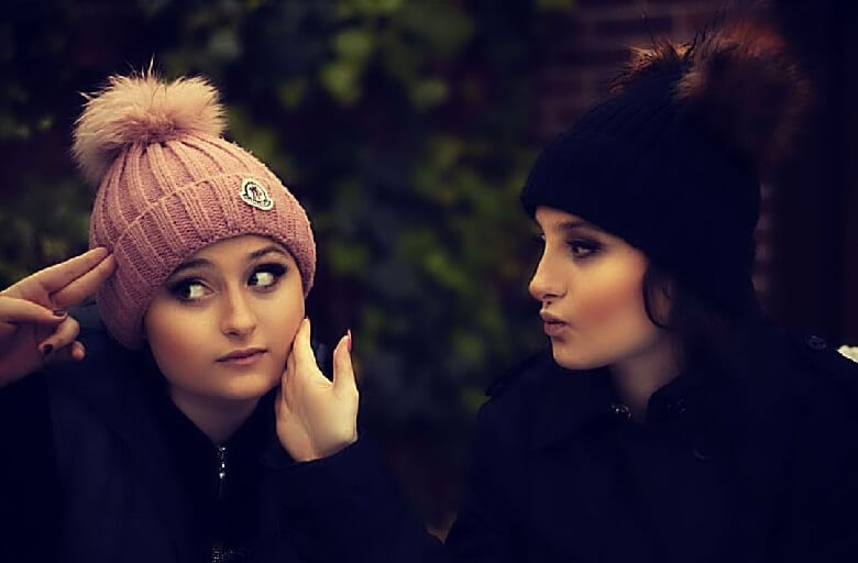 سارا به صورت نیکا سیلی عجیبی زد.