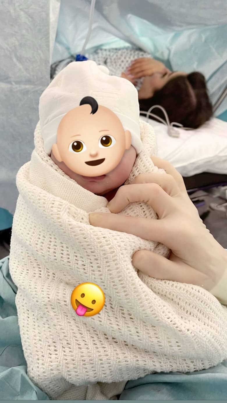 عکسی با استیکر از بچه دنیا جهانبخت.