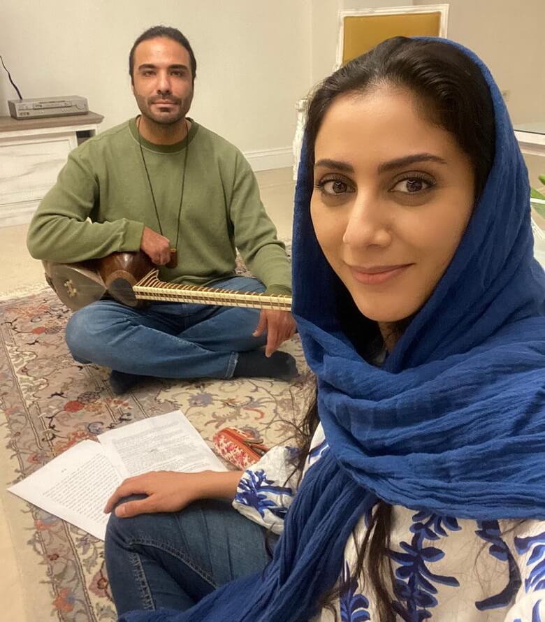 مونا فرجاد و آهنگساز مشهور با لباس خانگی عکس گرفت.