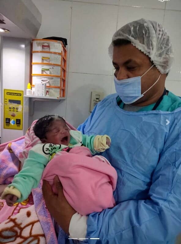 تولد نوزاد عجیب بدون پوست و با موهای سفید در مصر