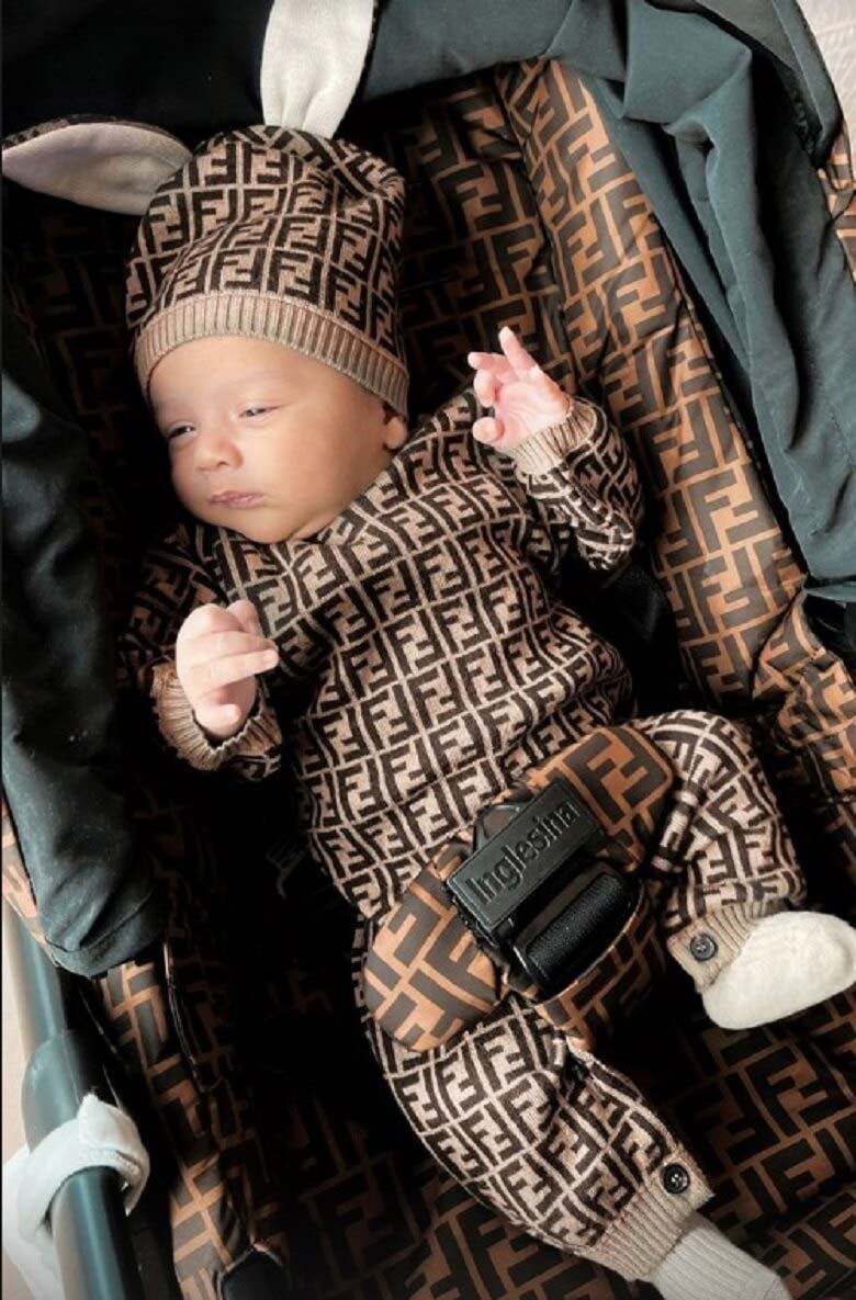 دنیا جهانبخت لباس آرتام را با کالسکه‌اش ست کرده است.