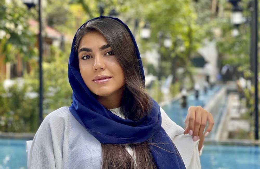 آیا می دانید این پسر، کدام خانم بازیگر معروف ایرانی است؟+ عکس